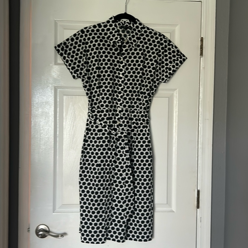 Talbots size 6P sleeveless and contemporary perfect for a nice night out or work